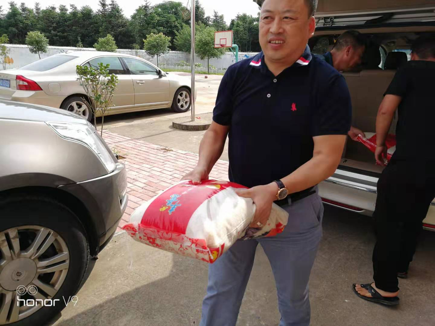 国都中药公司走访慰问扶贫蹲点村委受灾群众