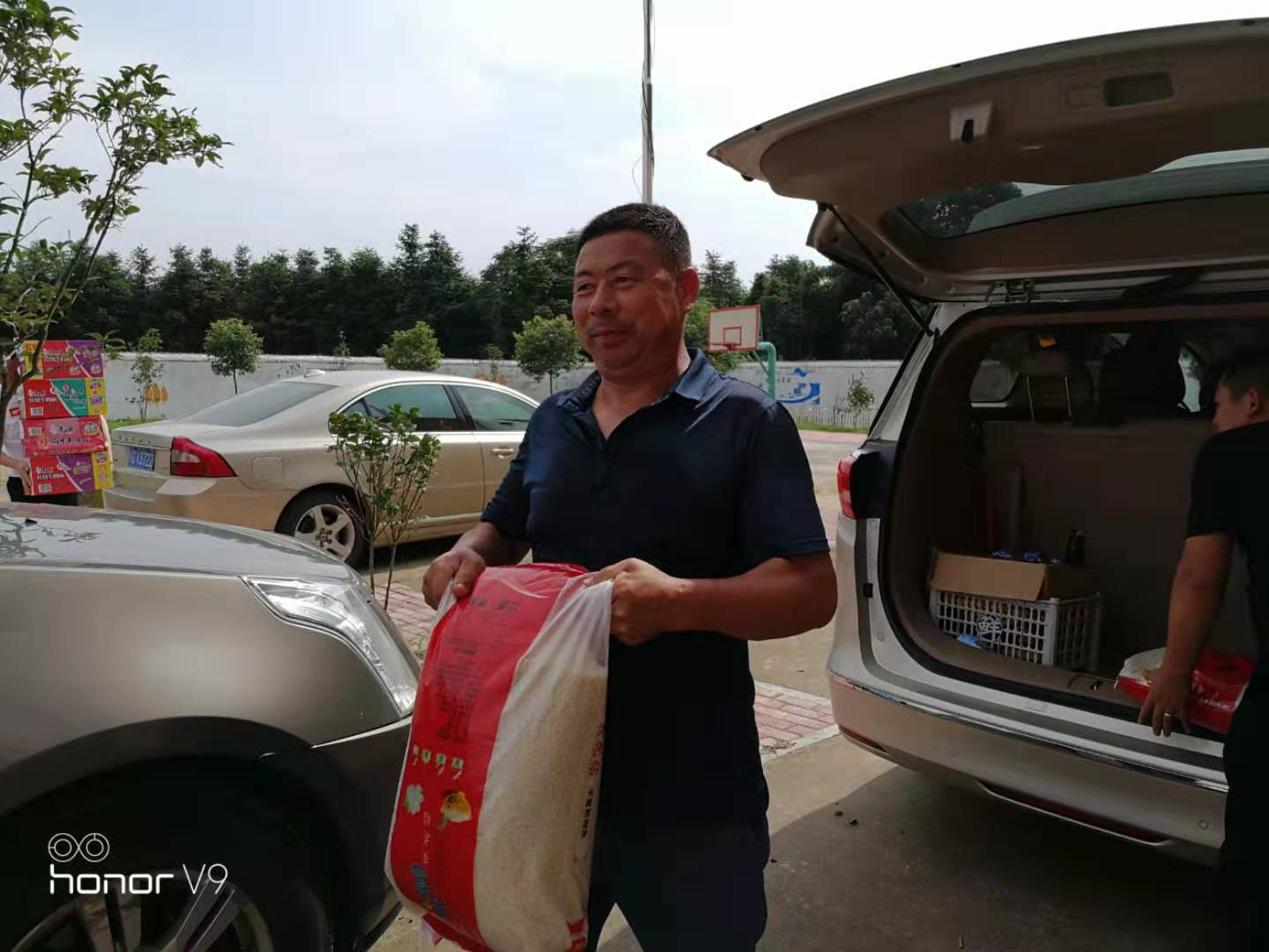 国都中药公司走访慰问扶贫蹲点村委受灾群众
