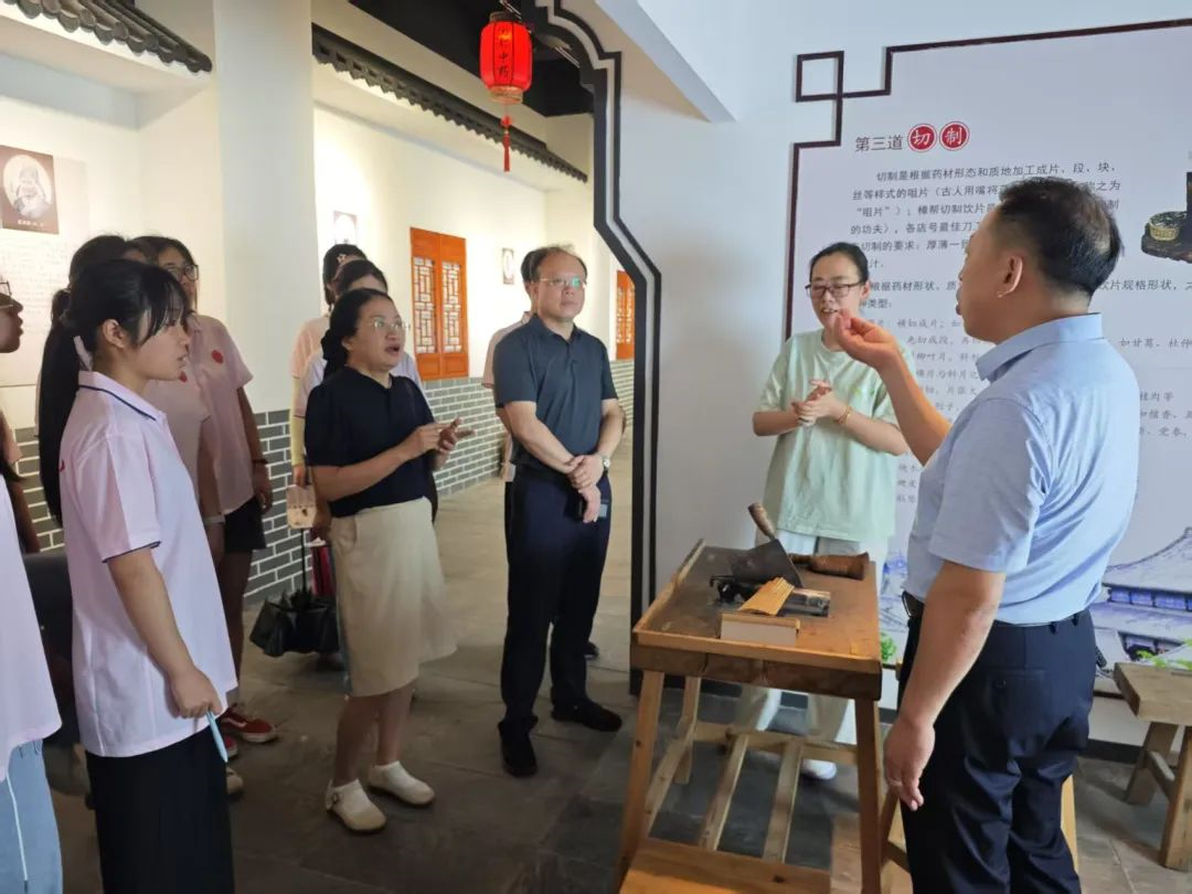 医路传承”暑期大思政实践团 | 行走赣鄱悟医道 校企联动育新人