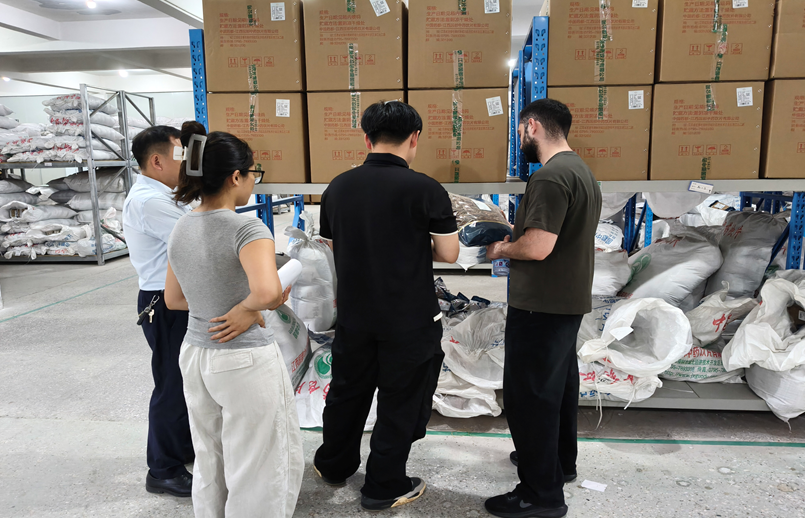 为深化对外交流、拓宽国际视野，5 月 6 日格鲁吉亚客商 AKA 一行专程到访江西国都中药饮片有限公司